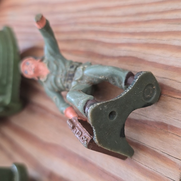 Vintage 2 army Trucks + army figure Mix lot 1960s Toys - Picture 3 of 11